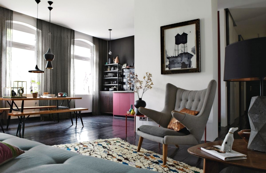 Ang isang pagpipilian sa badyet ay ang tradisyonal na pagpipinta ng kisame na puti. Ang isang pagpipilian sa badyet ay ang tradisyonal na pagpipinta ng kisame na puti.