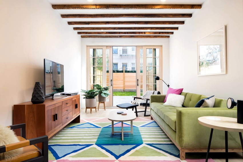 Ang mga elemento ng muwebles na pinili para sa isang maliit na silid ay dapat magkaroon ng isang simpleng istraktura, mga laconic form at isang mahinahon na disenyo Ang mga elemento ng muwebles na pinili para sa isang maliit na silid ay dapat magkaroon ng isang simpleng istraktura, mga laconic form at isang mahinahon na disenyo