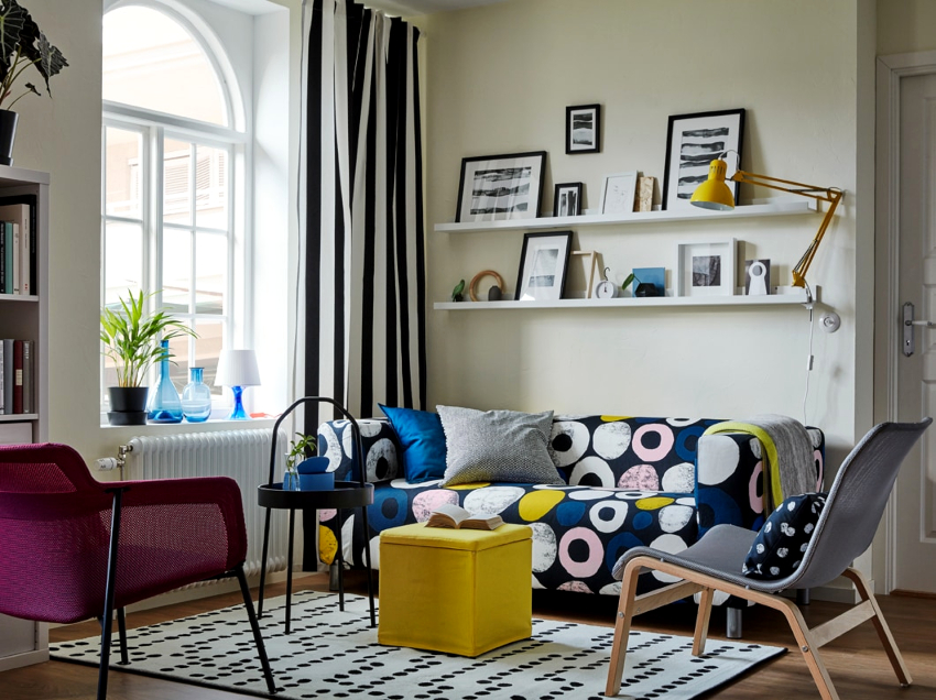 Ang mga malambot na kulay na malambot ay ginagawang mahangin at walang timbang ang silid, at ang puwang na ito ay biswal na tataas Ang mga malambot na kulay na malambot ay ginagawang mahangin at walang timbang ang silid, at ang puwang na ito ay biswal na tataas