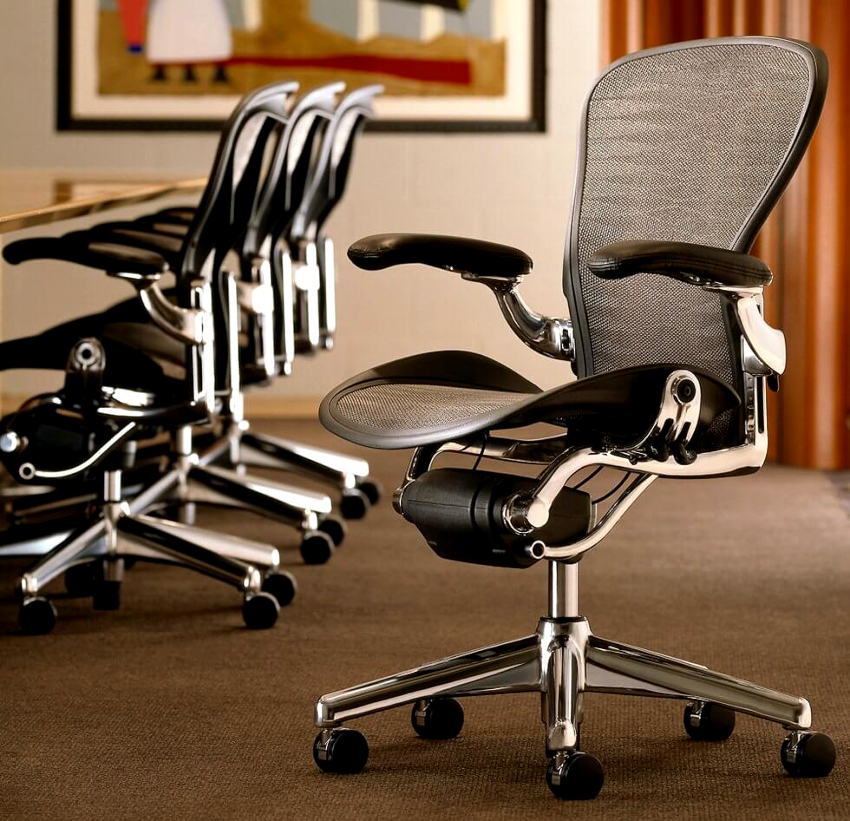 Den ortopediske stolens oppgave er å tilpasse seg mest mulig til ryggraden Den ortopediske stolens oppgave er å tilpasse seg mest mulig til ryggraden