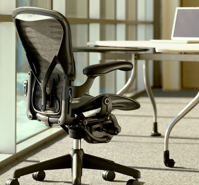 Takket være tilstedeværelsen av en fem-trinns enhet kan du ikke bare endre, men også stille vinkelen på ryggen Takket være tilstedeværelsen av en fem-trinns enhet kan du ikke bare endre, men også stille vinkelen på ryggen