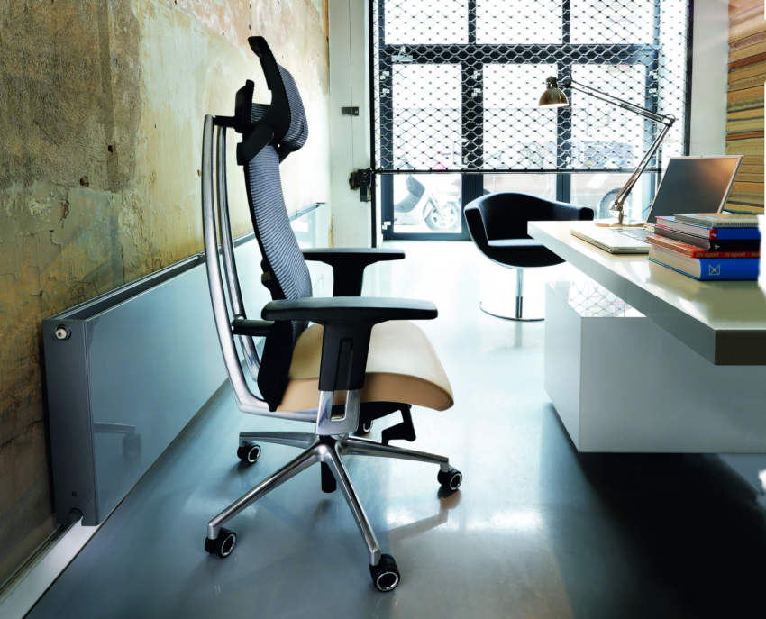 En ortopedisk stol for å jobbe ved en datamaskin har muligheten til å justere høyden på ryggen og armlenene, samt endre ryggvinkelen En ortopedisk stol for å jobbe ved en datamaskin har muligheten til å justere høyden på ryggen og armlenene, samt endre ryggvinkelen