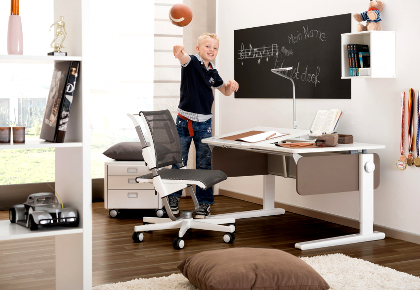 En høykvalitets ortopedisk stol for en datamaskin vil beskytte barnet mot patologiske endringer i ryggraden og synshemming En høykvalitets ortopedisk stol for en datamaskin vil beskytte barnet mot patologiske endringer i ryggraden og synshemming