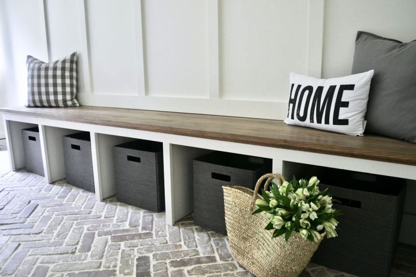 Τόσο η τεχνητή όσο και η φυσική πέτρα χρησιμοποιούνται συχνά για την τοποθέτηση δαπέδων στους διαδρόμους ιδιωτικών σπιτιών. Τόσο η τεχνητή όσο και η φυσική πέτρα χρησιμοποιούνται συχνά για την τοποθέτηση δαπέδων στους διαδρόμους ιδιωτικών σπιτιών.