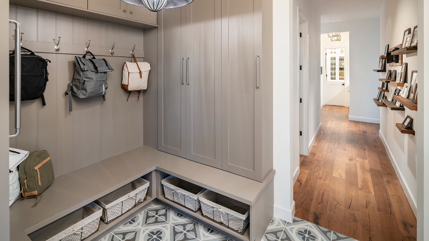 Για να χωρίσετε το χώρο στο διάδρομο, μπορείτε να χρησιμοποιήσετε διαφορετικά δάπεδα Για να χωρίσετε το χώρο στο διάδρομο, μπορείτε να χρησιμοποιήσετε διαφορετικά δάπεδα