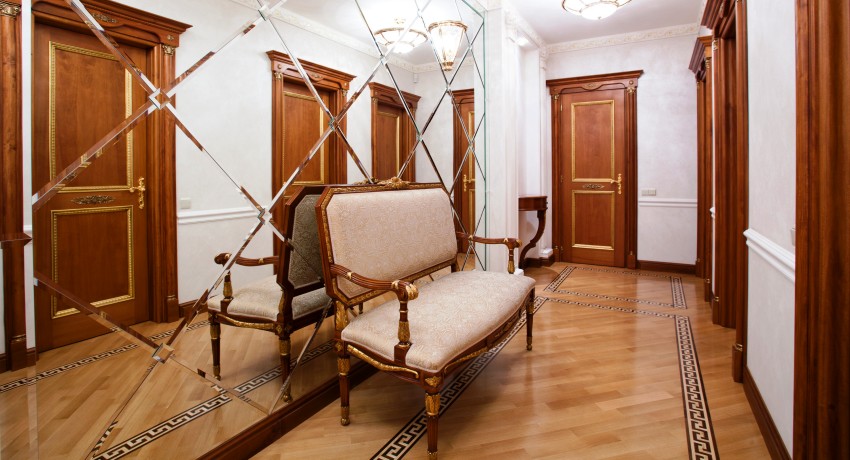 โถงทางเดินในทิศทางคลาสสิกมีความแตกต่างบางประการจากห้องนั่งเล่นอื่น ๆ ของอพาร์ตเมนต์ กระจกยาวเต็มตัวสามารถกลายเป็นส่วนประกอบที่สวยงามของโถงทางเดินแบบคลาสสิกได้