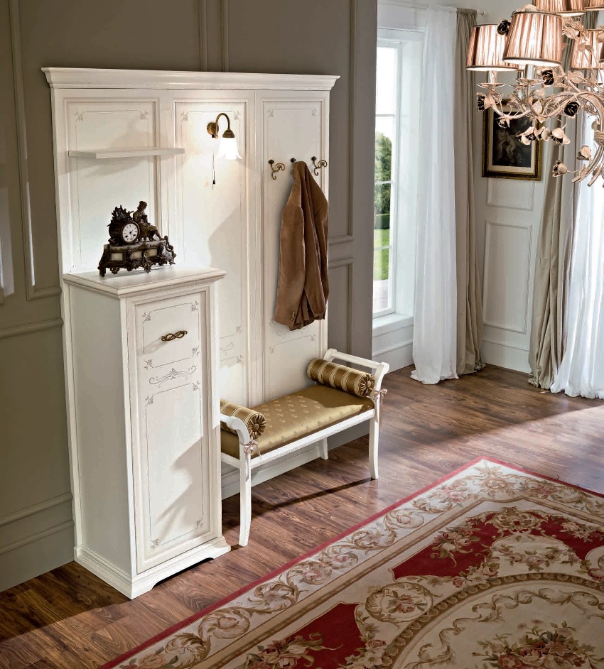 ในห้องโถงตกแต่งในสไตล์คลาสสิกสามารถใช้ชั้นวางแบบเปิดได้ ในห้องโถงตกแต่งในสไตล์คลาสสิกสามารถใช้ชั้นวางแบบเปิดได้