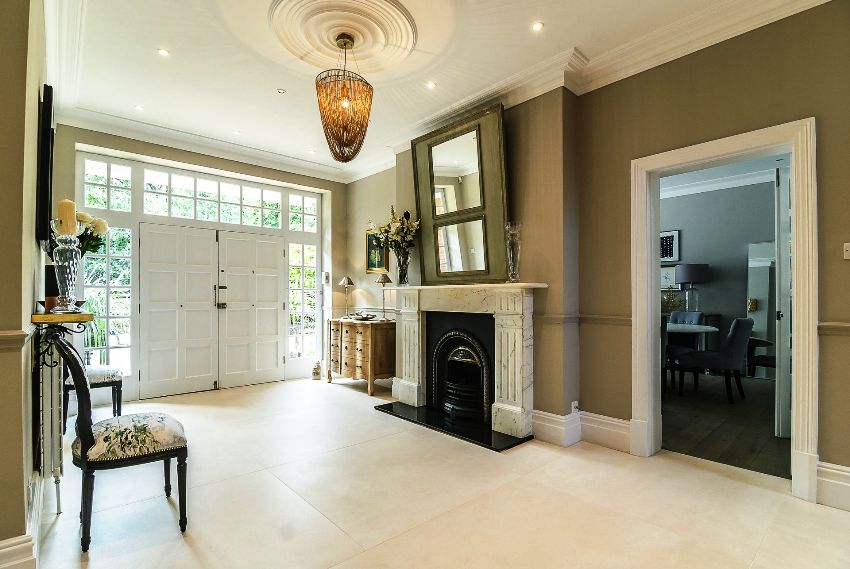 โคมระย้าควรจับต้องได้โดยเจตนาเนื่องจากสไตล์คลาสสิกเน้นความหรูหราและความเจริญรุ่งเรืองของเจ้าของบ้าน โคมระย้าควรจับต้องได้โดยเจตนาเนื่องจากสไตล์คลาสสิกเน้นความหรูหราและความเจริญรุ่งเรืองของเจ้าของบ้าน