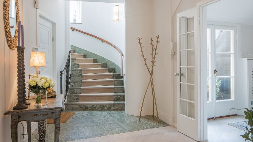 คุณสามารถจัดโซนห้องโถงด้วยการปูพื้นด้วยวัสดุที่แตกต่างกัน คุณสามารถจัดโซนห้องโถงด้วยการปูพื้นด้วยวัสดุที่แตกต่างกัน