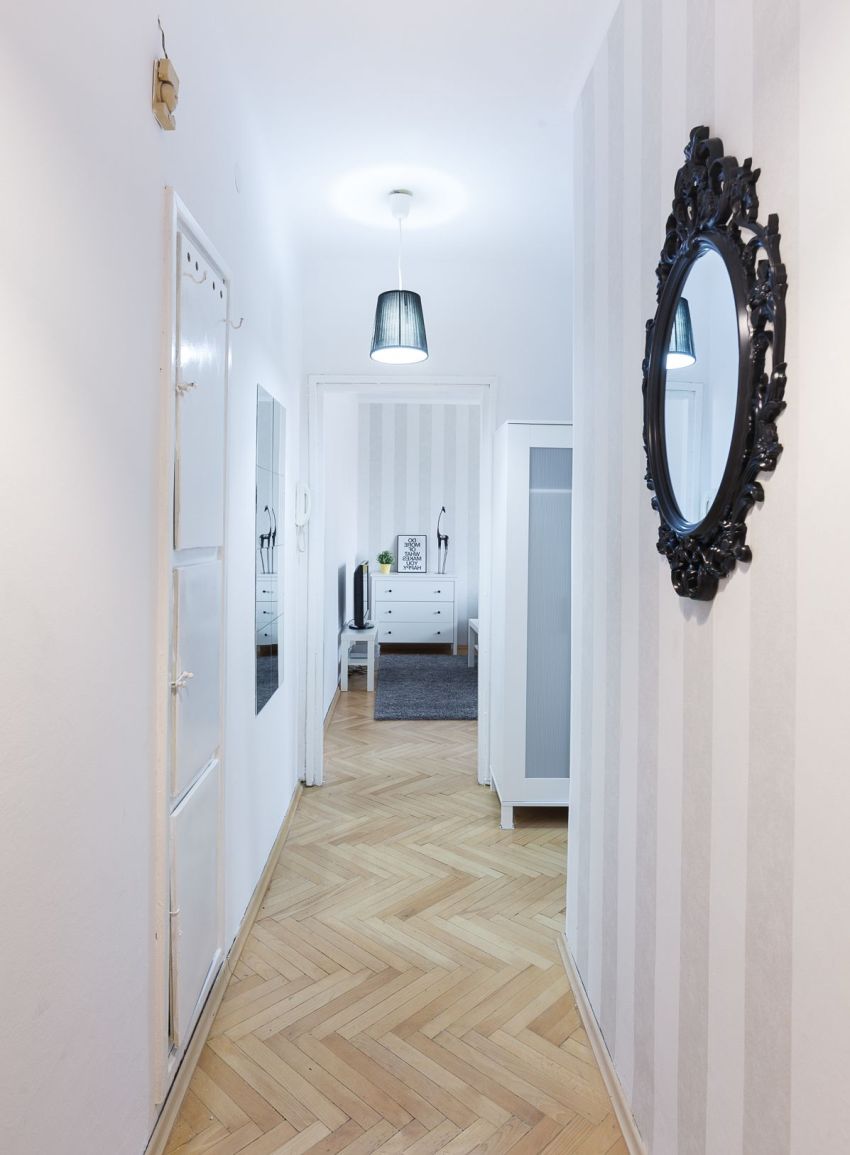 คุณสามารถขยายโถงทางเดินด้วยสายตาได้หากคุณเลือกใช้สีอ่อน คุณสามารถขยายโถงทางเดินด้วยสายตาได้หากคุณเลือกใช้สีอ่อน