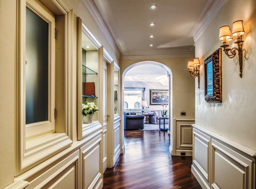 มีการใช้อุปกรณ์เสริมมากมายในการออกแบบห้องโถงในสไตล์คลาสสิก มีการใช้อุปกรณ์เสริมมากมายในการออกแบบห้องโถงในสไตล์คลาสสิก