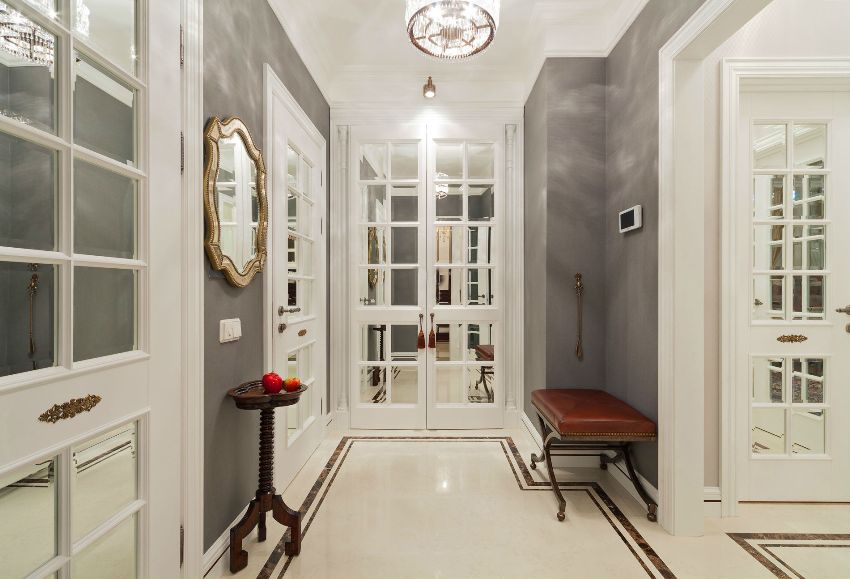 โถงทางเดินในทิศทางคลาสสิกมีความแตกต่างบางประการจากห้องนั่งเล่นอื่น ๆ ของอพาร์ตเมนต์ โถงทางเดินในทิศทางคลาสสิกมีความแตกต่างบางประการจากห้องนั่งเล่นอื่น ๆ ของอพาร์ตเมนต์