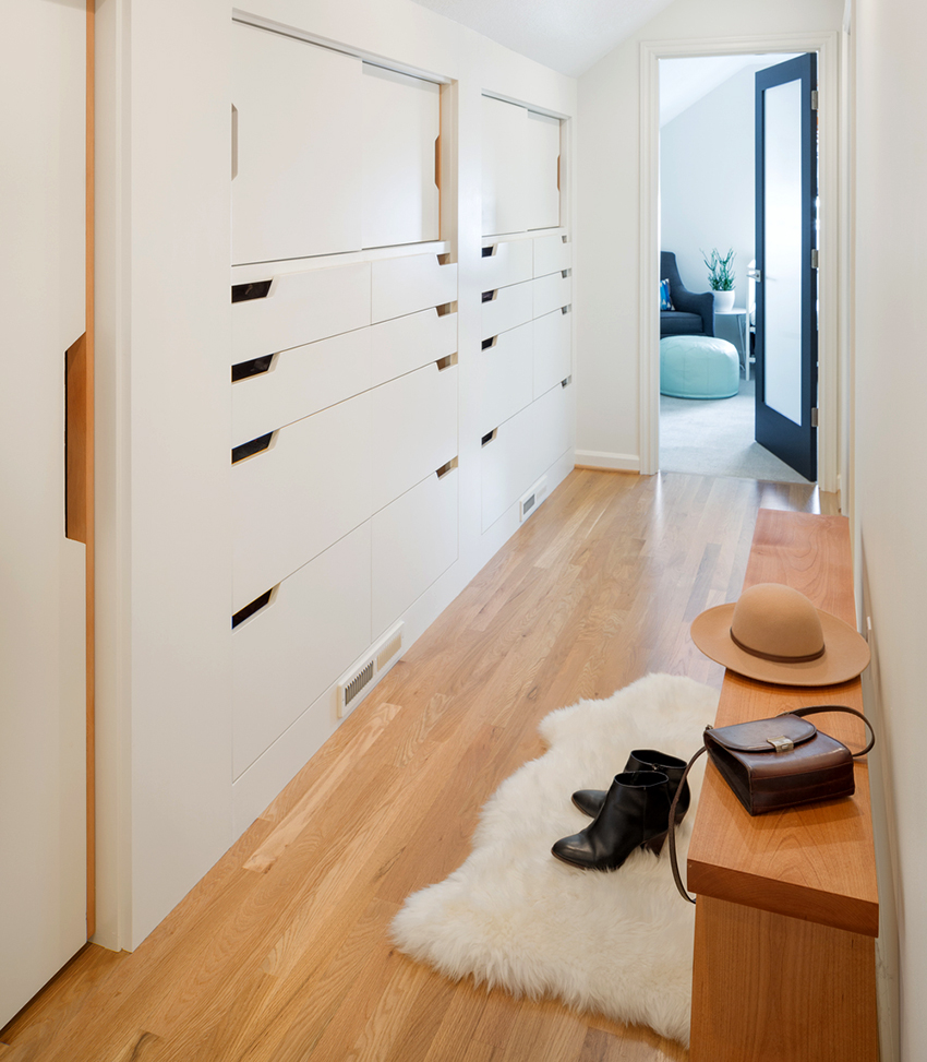 Úzka a dlhá chodba sa odporúča zdobiť vo svetlých farbách Úzka a dlhá chodba sa odporúča zdobiť vo svetlých farbách