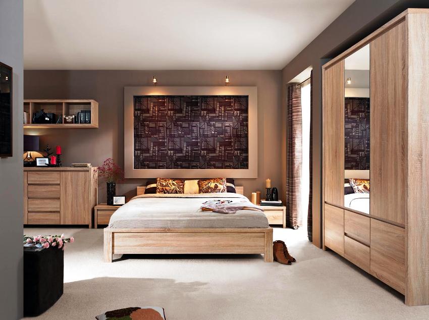 Für ein Schlafzimmer mit einem großen Bett werden zwei Nachttische gekauft, die auf beiden Seiten des Bettes installiert sind Für ein Schlafzimmer mit einem großen Bett werden zwei Nachttische gekauft, die auf beiden Seiten des Bettes installiert sind