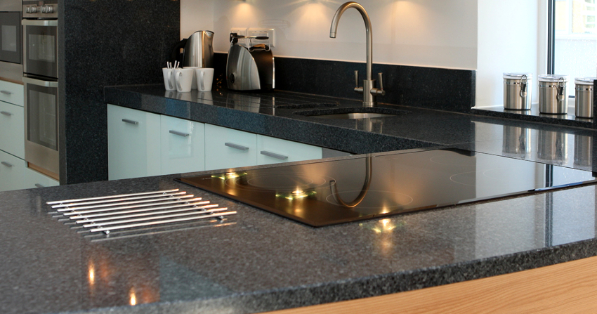 Hvis køkkenområdet er mindre end 9 m², er det bedre at placere den ene side af hjørnebænken langs væggen med et vindue. Hvis køkkenområdet er mindre end 9 m², er det bedre at placere den ene side af hjørnebænken langs væggen med et vindue.