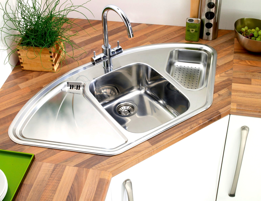 Bordpladen, der er forbundet med Eurosaw-metoden, skal installeres på en perfekt flad overflade Bordpladen, der er forbundet med Eurosaw-metoden, skal installeres på en perfekt flad overflade