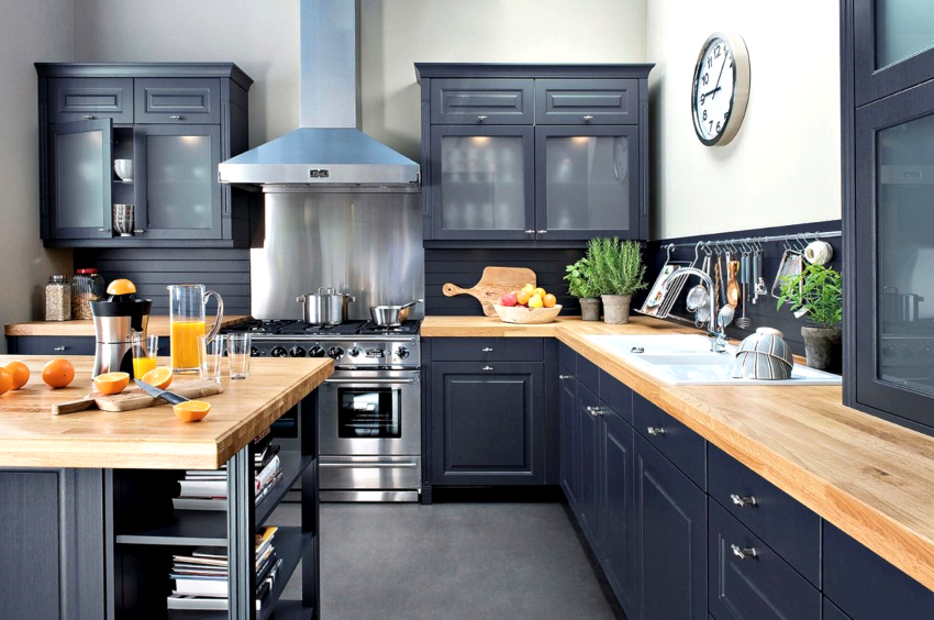 En hjørne bordplade til et lille køkken kan vælges både lys og mørk, men det er bedre, hvis det ikke står i kontrast til facaderne En hjørne bordplade til et lille køkken kan vælges både lys og mørk, men det er bedre, hvis det ikke står i kontrast til facaderne