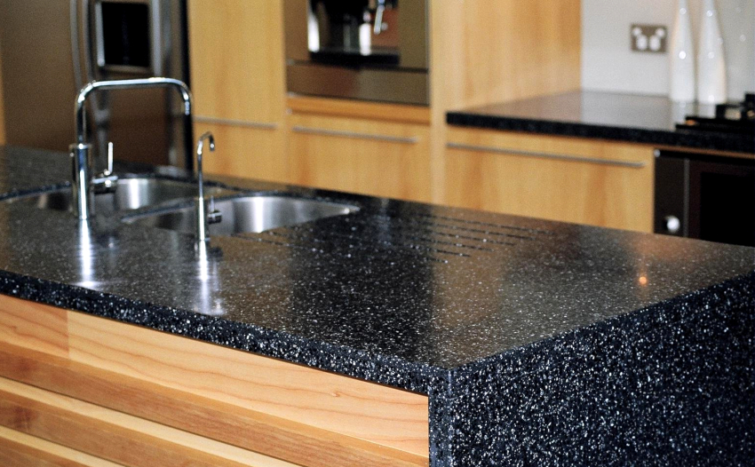 De mest almindelige materialer til fremstilling af bordplader af natursten er granit og marmor. De mest almindelige materialer til fremstilling af bordplader af natursten er granit og marmor.