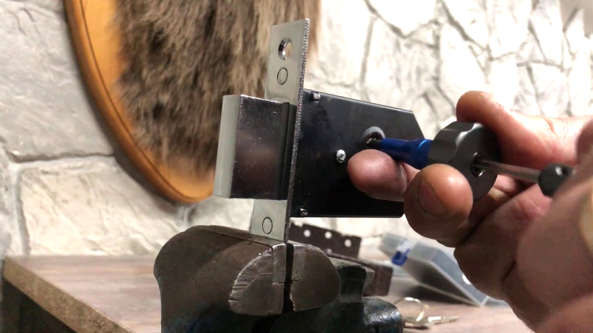 La réparation du cylindre de serrure de la porte avant n'est pas toujours une solution viable, il est parfois plus facile de le remplacer La réparation du cylindre de serrure de la porte avant n'est pas toujours une solution viable, il est parfois plus facile de le remplacer