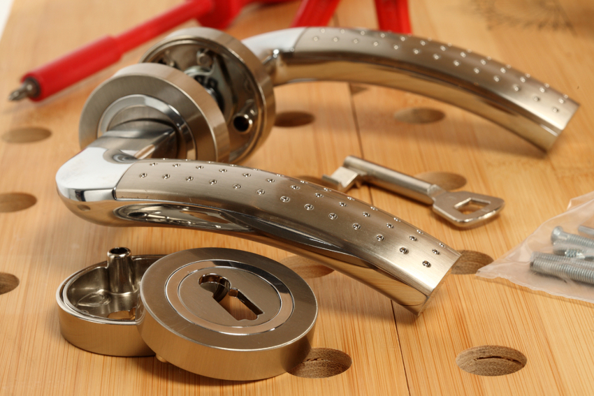 Le plus souvent, dans les serrures de portes intérieures, les problèmes suivants sont rencontrés: rétraction de la languette, coincement de la poignée, instabilité du loquet Le plus souvent, dans les serrures de portes intérieures, les problèmes suivants sont rencontrés: rétraction de la languette, coincement de la poignée, instabilité du loquet