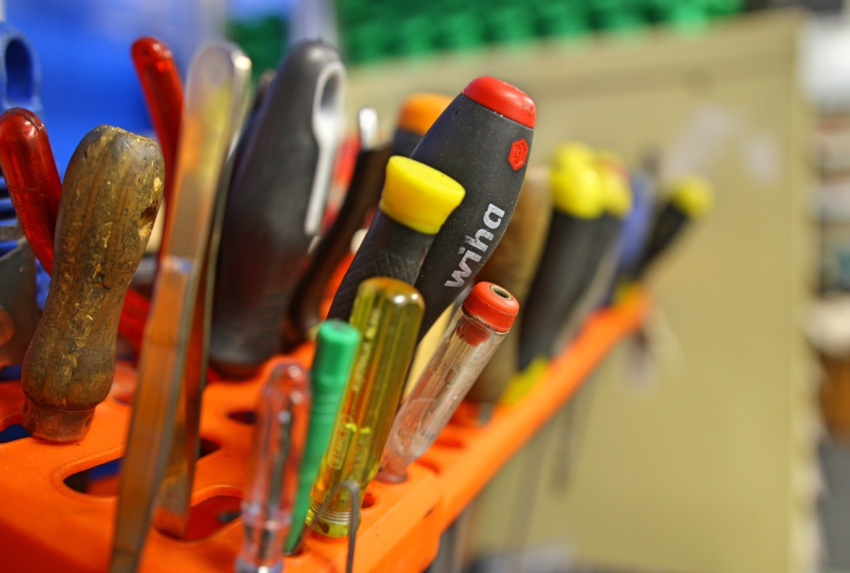 Pour fixer la serrure, on utilise: fraise, marteau, ciseau, tournevis, perceuses, tournevis, ruban à mesurer Pour fixer la serrure, on utilise: fraise, marteau, ciseau, tournevis, perceuses, tournevis, ruban à mesurer