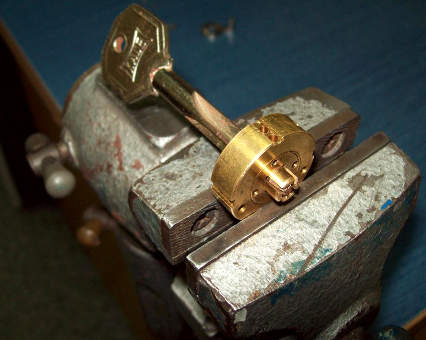 La conception simple des verrous transversaux réduit le risque de rupture, de sorte que les travaux de réparation sont réduits au nettoyage de routine du mécanisme La conception simple des verrous transversaux réduit le risque de rupture, de sorte que les travaux de réparation sont réduits au nettoyage de routine du mécanisme