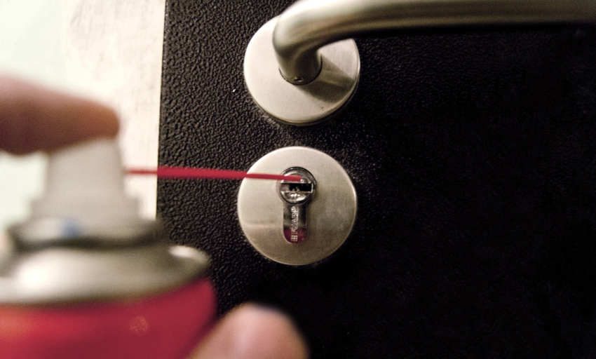 Les travaux de réparation, qui sont effectués en cas de panne des mécanismes de disque, ressemblent à la manipulation de verrous à levier Les travaux de réparation, qui sont effectués en cas de panne des mécanismes de disque, ressemblent à la manipulation de verrous à levier