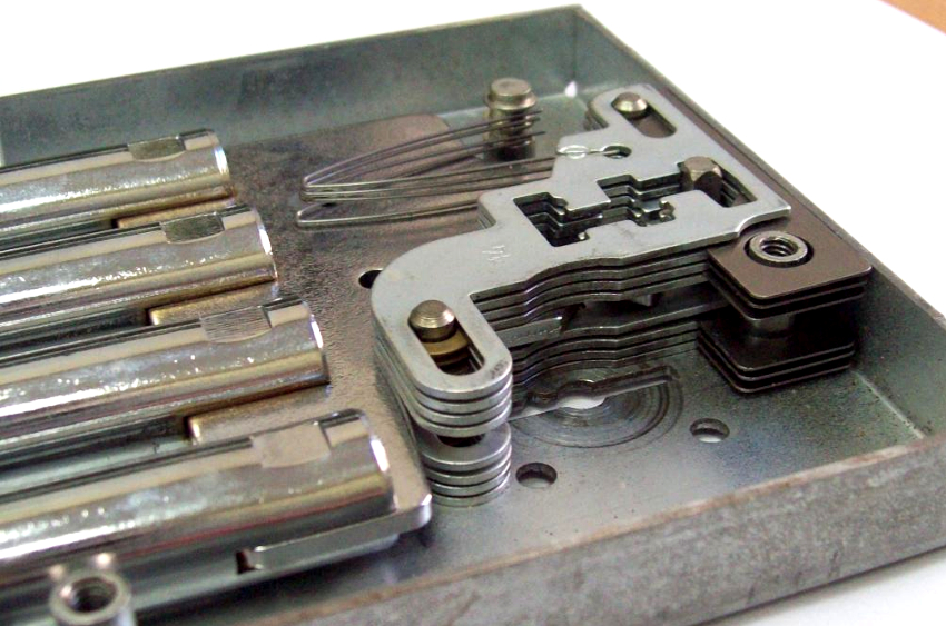 Le plus souvent, la panne réside dans la position incorrecte du ressort de poussée, qui glisse des leviers Le plus souvent, la panne réside dans la position incorrecte du ressort de poussée, qui glisse des leviers