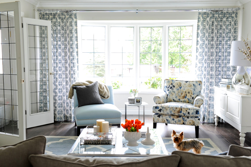 Per decorar les finestres dels salons blancs, podeu utilitzar productes amb un patró. Per decorar les finestres dels salons blancs, podeu utilitzar productes amb un patró.