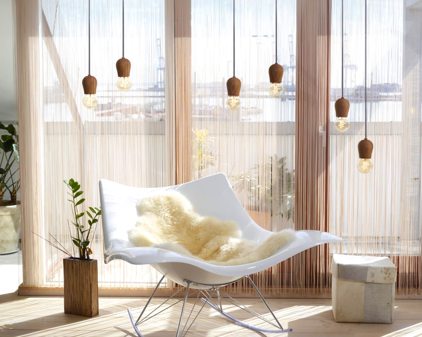 Les sales d’estar amb finestres panoràmiques es complementen perfectament amb cortines de cotó Les sales d’estar amb finestres panoràmiques es complementen perfectament amb cortines de cotó