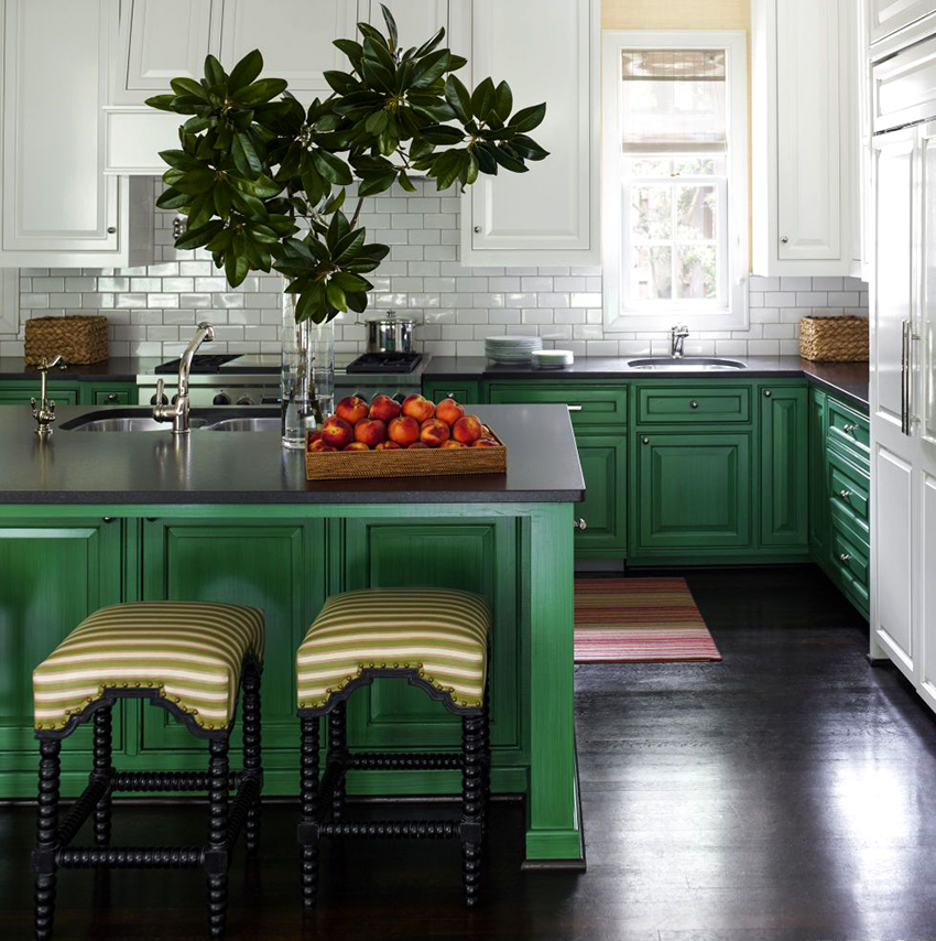 Dacă se alege un set de bucătărie luminos, atunci finisajul ar trebui să fie neutru. Dacă se alege un set de bucătărie luminos, atunci finisajul ar trebui să fie neutru.