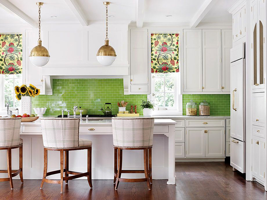 Interiorul bucătăriei decorate în culori deschise arată confortabil și armonios Interiorul bucătăriei decorate în culori deschise arată confortabil și armonios