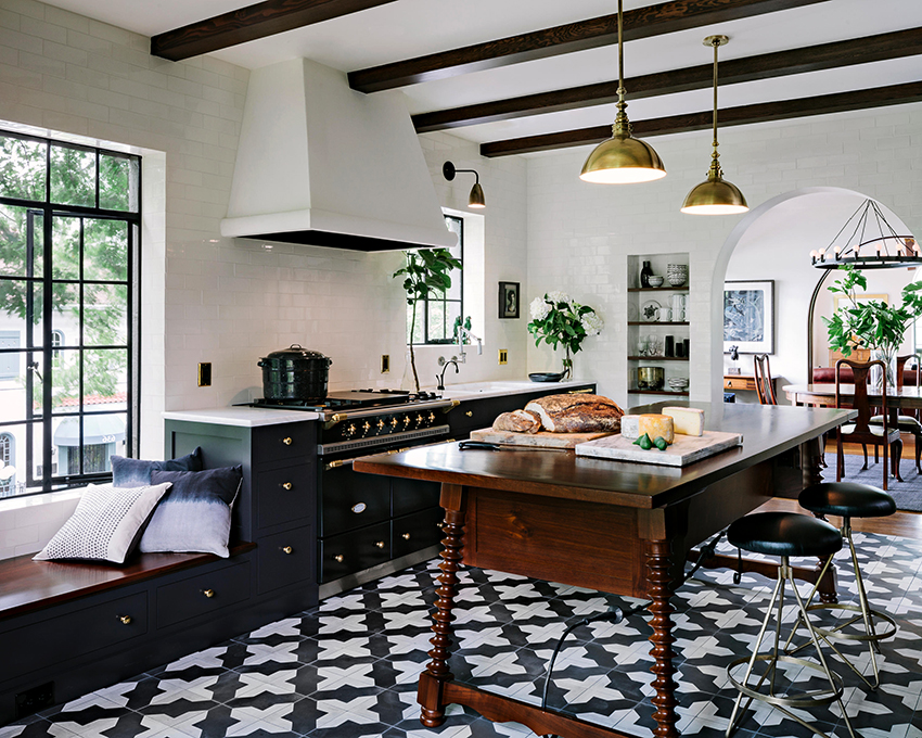 În bucătăriile în culori alb-negru, detaliile din metal și lemn arată bine În bucătăriile în culori alb-negru, detaliile din metal și lemn arată bine