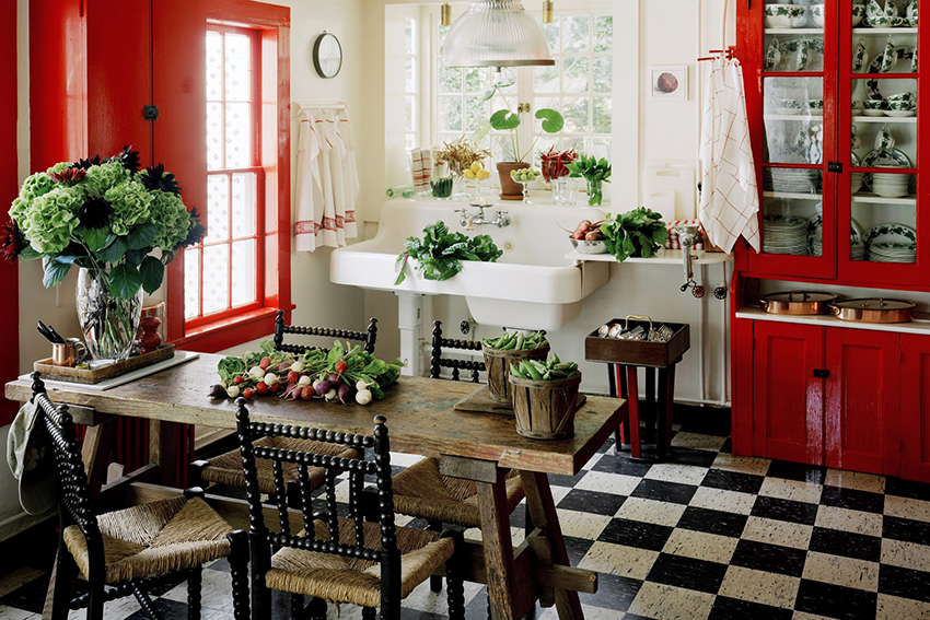 Roșul merge bine cu multe culori, dar cel mai bine este să-l completezi cu alb și negru Roșul merge bine cu multe culori, dar cel mai bine este să-l completezi cu alb și negru