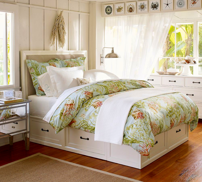 Interiorul dormitorului în stil Provence oferă multă lumină naturală Interiorul dormitorului în stil Provence oferă multă lumină naturală