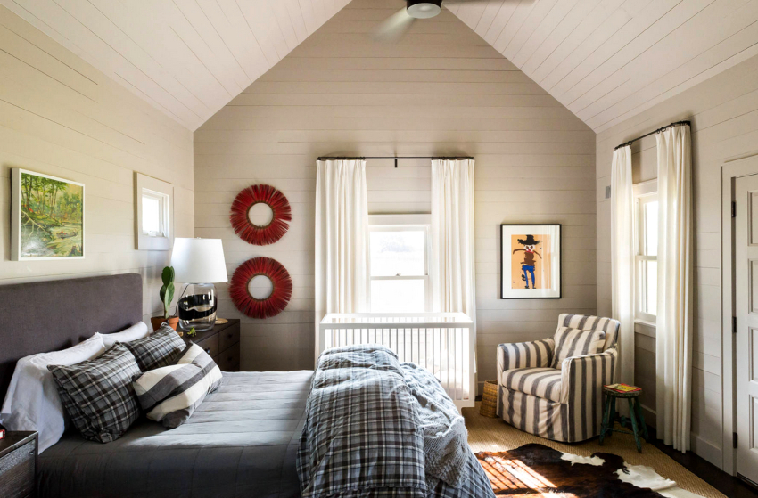 Prezența pereților goi este inacceptabilă, astfel încât acestea sunt decorate cu accesorii și elemente decorative Prezența pereților goi este inacceptabilă, astfel încât acestea sunt decorate cu accesorii și elemente decorative