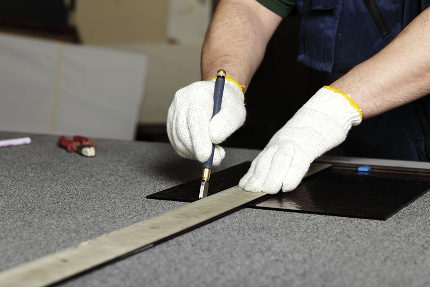 Maaari kang gumamit ng isang espesyal na kutsilyo upang i-cut ang baso Maaari kang gumamit ng isang espesyal na kutsilyo upang i-cut ang baso