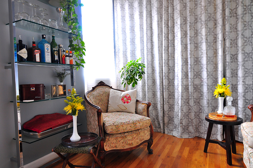 Sa sala sa mga istante ng salamin maaari kang maglagay ng isang minibar at baso Sa sala sa mga istante ng salamin maaari kang maglagay ng isang minibar at baso