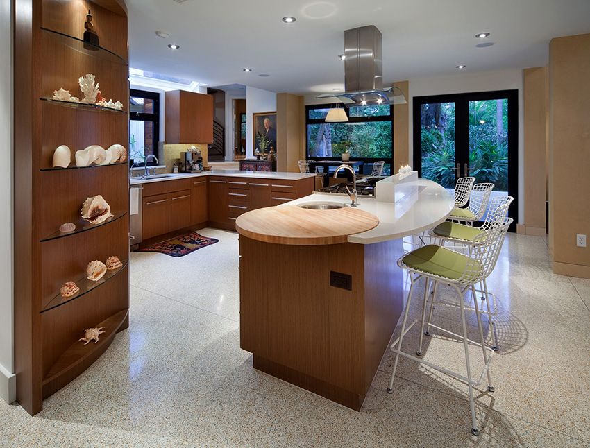 Ang isang kahoy na gabinete o rack na may mga istante ng salamin ay mukhang naka-istilo at presentable Ang isang kahoy na gabinete o rack na may mga istante ng salamin ay mukhang naka-istilo at presentable