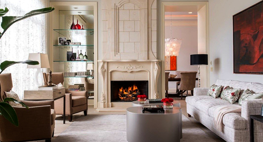 Ang mga kabinet na may mga istante ng salamin at isang salamin sa likurang dingding ay biswal na pinalawak ang puwang Ang mga kabinet na may mga istante ng salamin at isang salamin sa likurang dingding ay biswal na pinalawak ang puwang