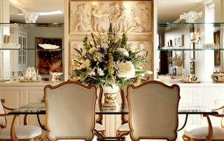 מדפי זכוכית על הקיר: רעיונות של מעצבים ויישום בפנים