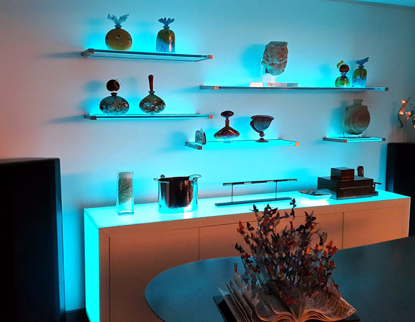 Maaari mong maliwanagan ang mga istante ng salamin gamit ang LED strip Maaari mong maliwanagan ang mga istante ng salamin gamit ang LED strip