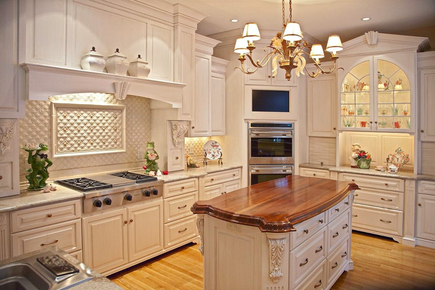 הפנים צריך להכיל אגרטלים, פסלונים, פסלוני ברונזה או חרסינה שונים הפנים צריך להכיל אגרטלים, פסלונים, פסלוני ברונזה או חרסינה שונים