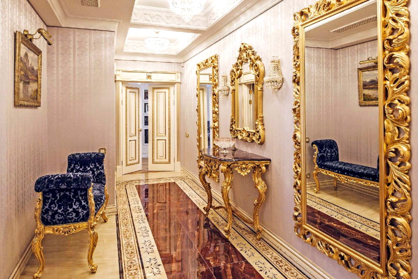 ציורים ומראות נחשבים לאלמנט חשוב של קישוט הקיר בסגנון הבארוק. ציורים ומראות נחשבים לאלמנט חשוב של קישוט הקיר בסגנון הבארוק.