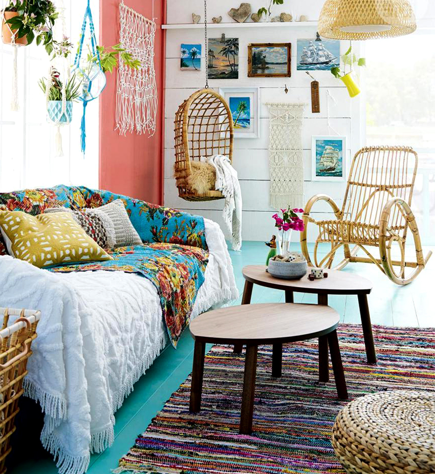 По стените са окачени картини, плакати или рамкирани снимки По стените са окачени картини, плакати или рамкирани снимки