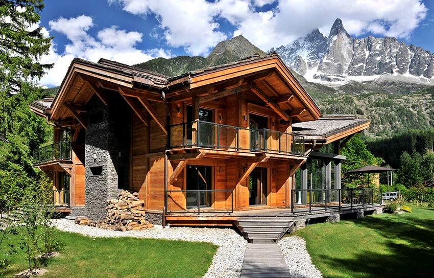 Les cases d'estil xalet es construeixen només amb fusta i pedra natural Les cases d'estil xalet es construeixen només amb fusta i pedra natural