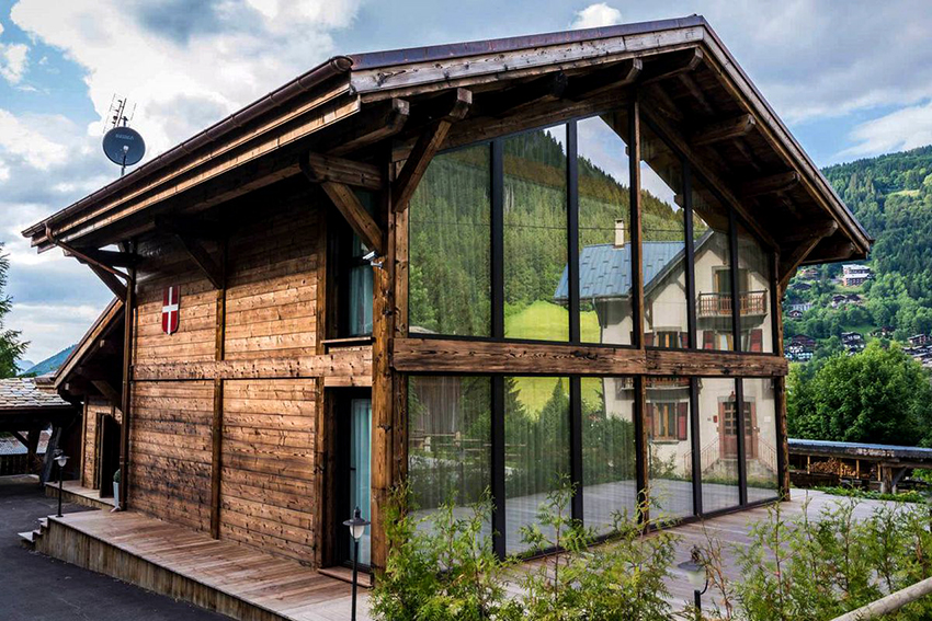 És millor triar un lloc per a la construcció d’una casa xalet al costat d’un bosc de coníferes És millor triar un lloc per a la construcció d’una casa xalet al costat d’un bosc de coníferes