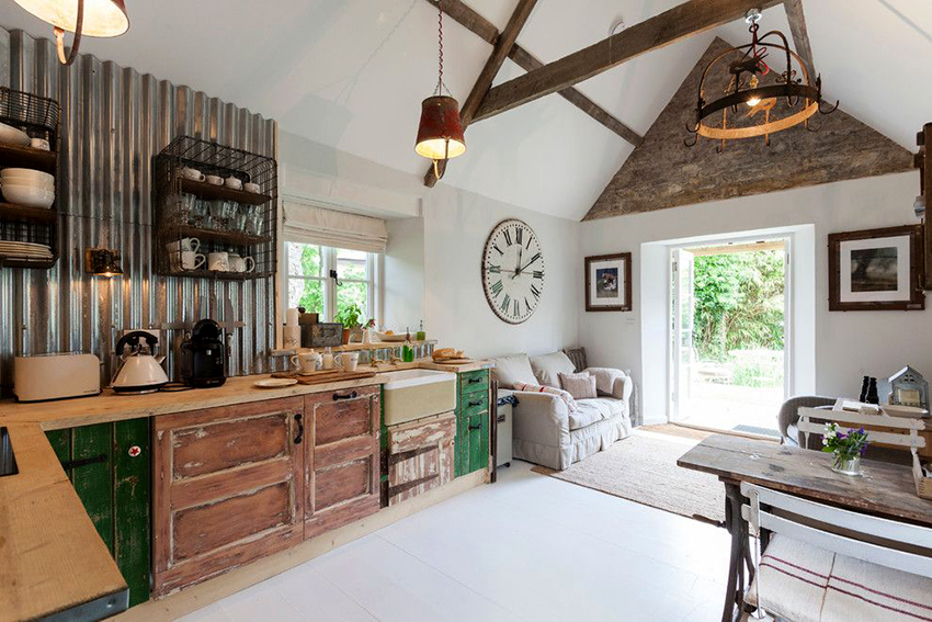 ในห้องครัวสุดเก๋ไก๋เครื่องใช้ในบ้านจะซ่อนอยู่หลังด้านหน้าของชุดหูฟัง ในห้องครัวสุดเก๋ไก๋เครื่องใช้ในบ้านจะซ่อนอยู่หลังด้านหน้าของชุดหูฟัง