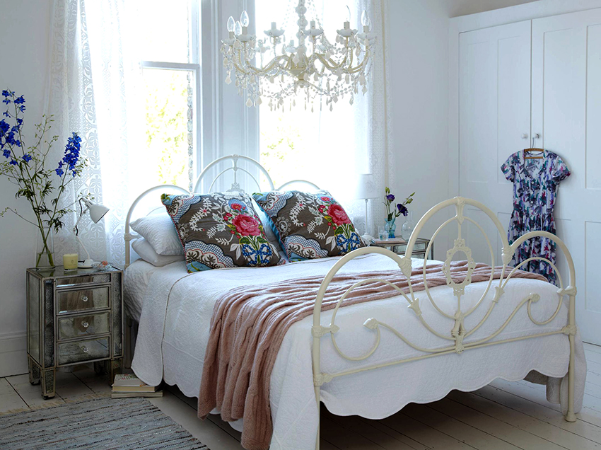 ในห้องนอนเก๋ไก๋โทรมต้องวางโต๊ะข้างเตียงทั้งสองด้าน ในห้องนอนเก๋ไก๋โทรมต้องวางโต๊ะข้างเตียงทั้งสองด้าน