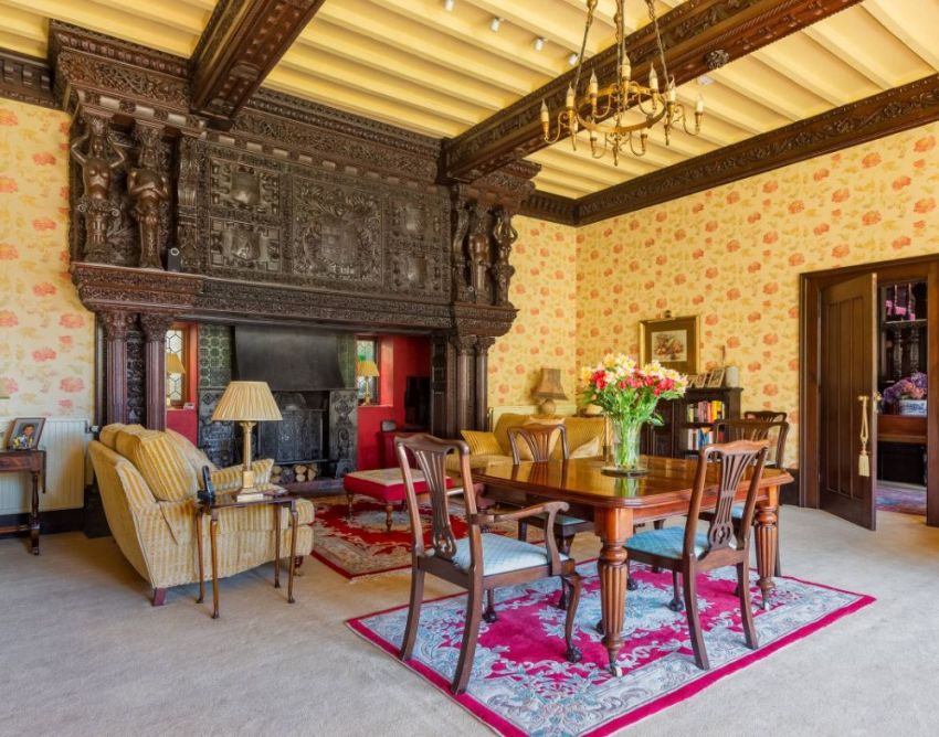 Thiết kế Gothic luôn được bổ sung bởi một số lượng lớn các tác phẩm chạm khắc gỗ, cũng như bổ sung cho nội thất bằng các sản phẩm gốm sứ và thủy tinh Thiết kế Gothic luôn được bổ sung bởi một số lượng lớn các tác phẩm chạm khắc gỗ, cũng như bổ sung cho nội thất bằng các sản phẩm gốm sứ và thủy tinh